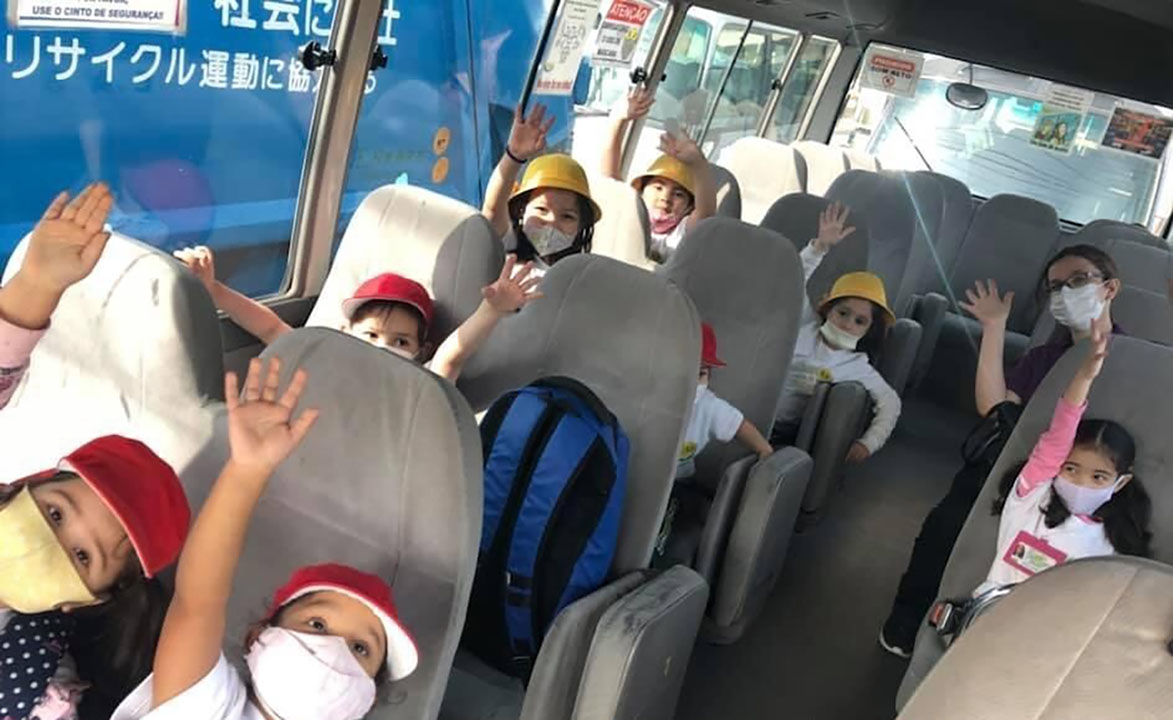 送迎バスで通学するブラジル人学校の子供たち（イーエーエス提供）