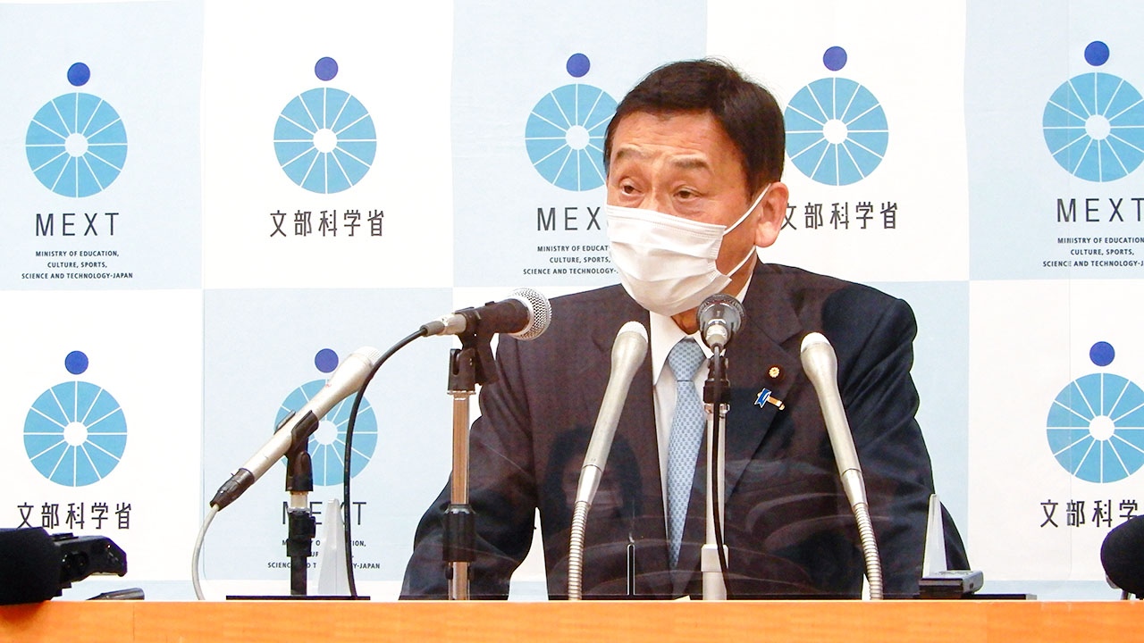 事件を受けて臨時会見を行う末松文科相（1月15日撮影）