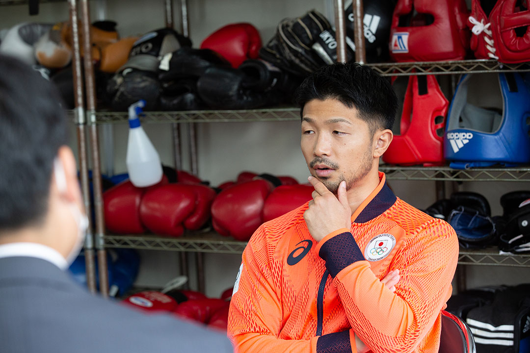 インタビューに応じる東京五輪男子ボクシング・フライ級銅メダリストの田中教諭