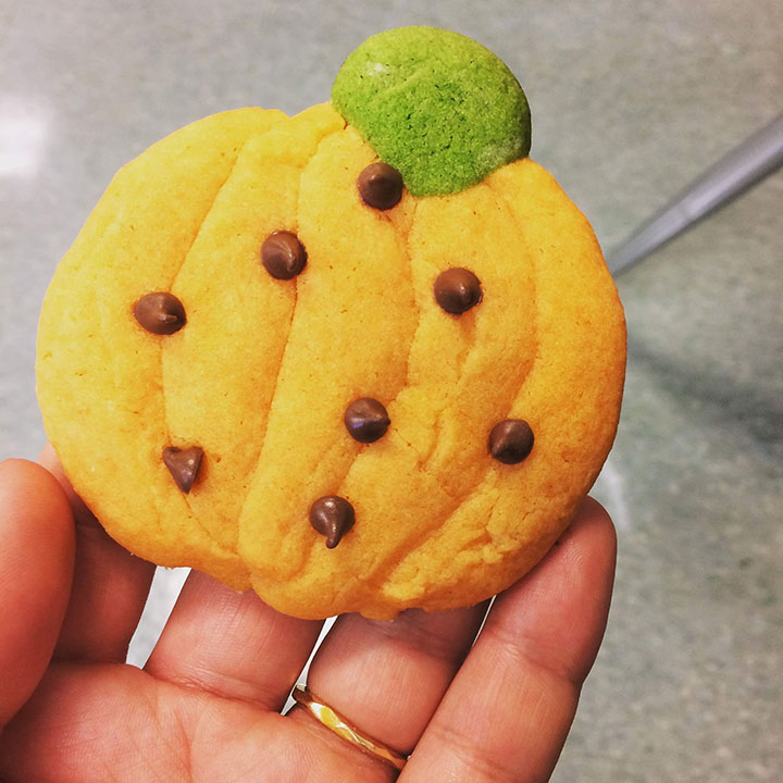 家庭科の時間に生徒が作ったハロウィーンクッキー
