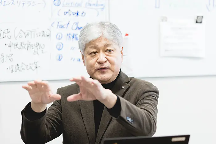 「学校改革は働き方改革とセットで」と話す＝撮影:市川五月