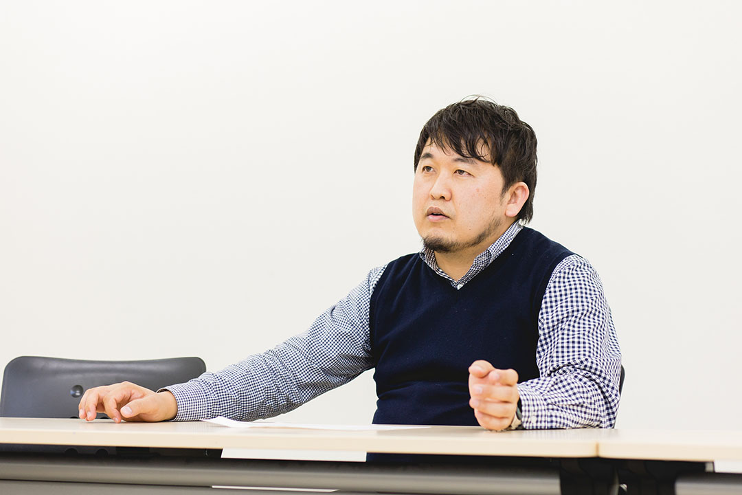 「難しくても、教員が学び続けながら、働き方も変えていくしかない」と指摘する