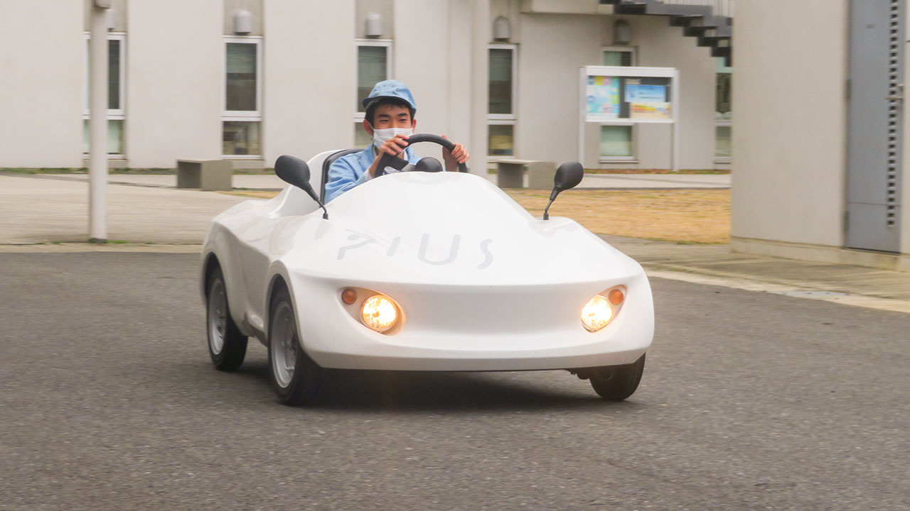 組み立て直したEVを実際に運転する生徒