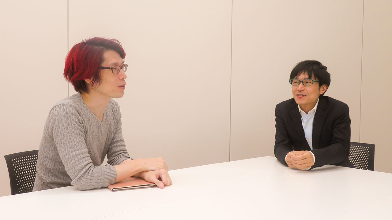 校則問題と「#教師のバトン」が話題となった今年を振り返る内田准教授（左）と西村教諭