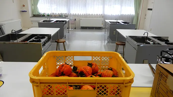 子どもたちが大好きな調理実習を行う教室。収穫した柿が置かれている＝撮影：秦さわみ