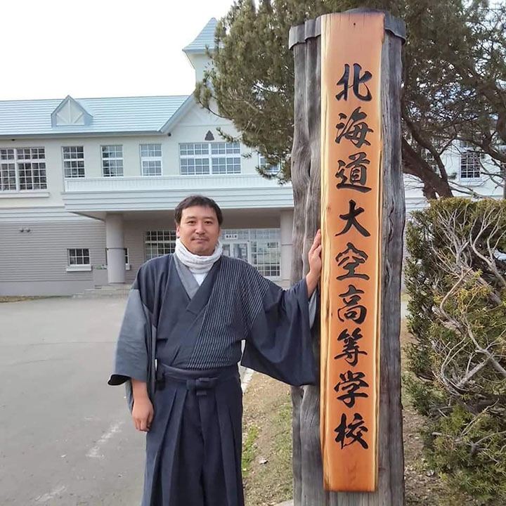 学校ではかまを着用しており、トレードマークになっている（本人提供）
