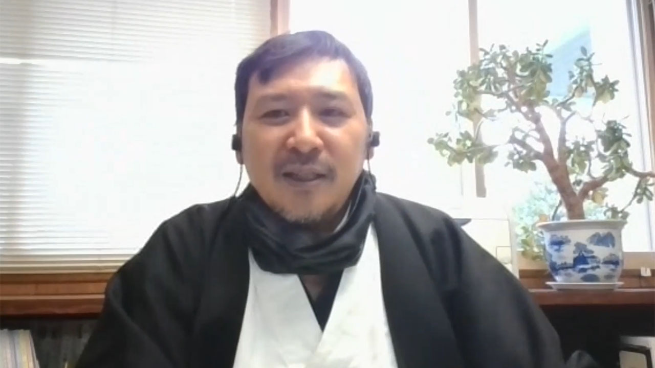 オンラインでインタビューに応じる大辻校長