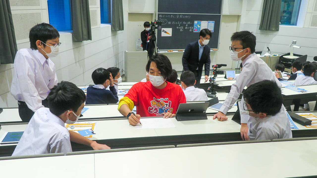 議論が進むうちに、子どもたちから生まれた視点を整理し始めた伊沢さん（中央、2021年10月撮影）