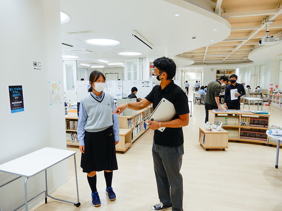 探究科の授業で生徒から相談を受ける池谷教諭