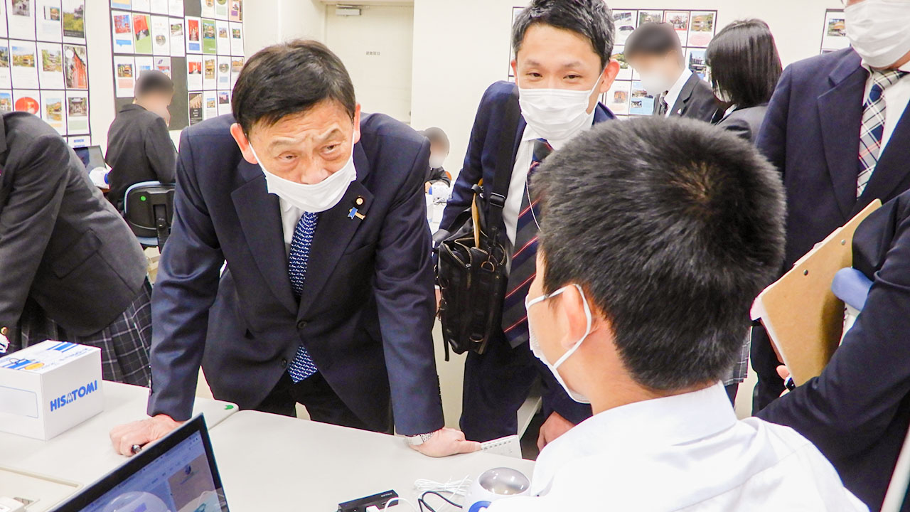 末松文科相、都内の学校視察 「とにかく現場勉強したい」