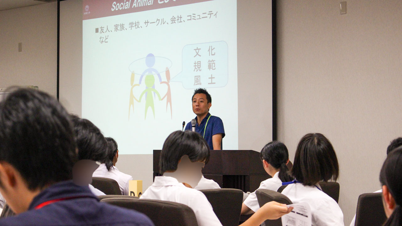 高校生のためのリサーチトライアルに参加する高校生ら（九州大学教育学部リサーチトライアル実行委員会提供）