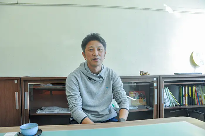 「教員になって、学校に対して徐々に違和感を覚えるようになった」と話す＝撮影:大川原通之