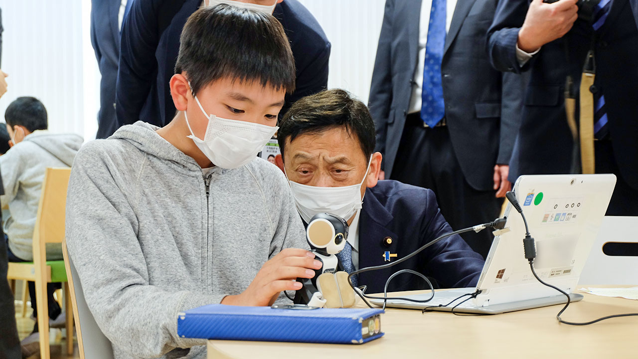 末松文科相がみどりの学園へ 児童生徒のICT活用を視察