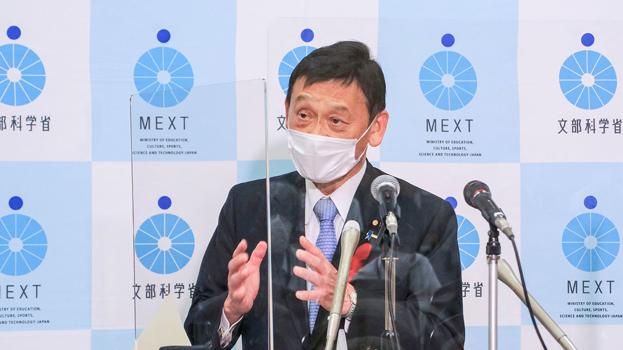 初会見で抱負を語る末松文科相