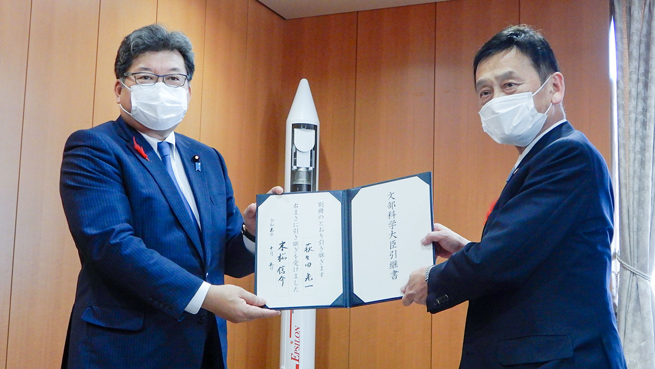 新旧文科相が引き継ぎ 萩生田前文科相「退任後も関心」