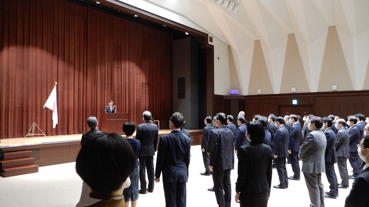 文科省の職員にあいさつする末松文科相
