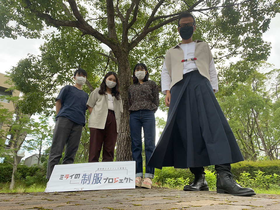 高校生や学生らと開発した制服を着用する小川准教授（写真右、本人提供）