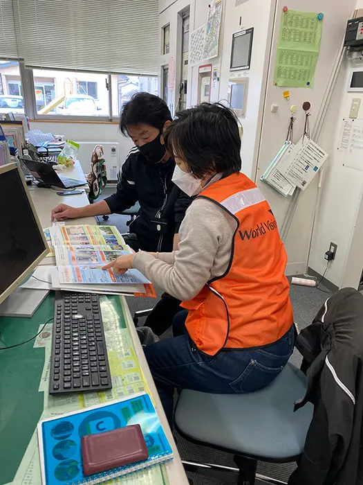 七尾市立山王小学校の長谷部校長からヒアリングするスタッフ＝WVJ提供