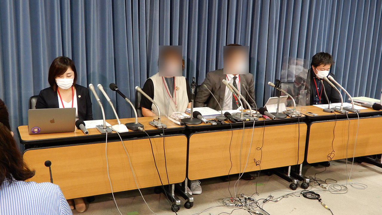 9月13日に文科省で記者会見した女児の両親（中央2人）