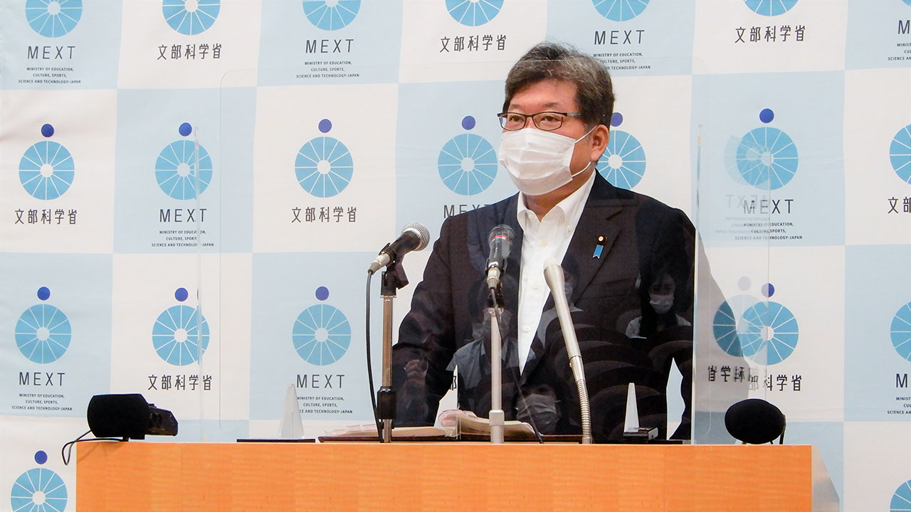 新型コロナウイルスの感染状況を踏まえ、来年の大学入試について説明する萩生田文科相