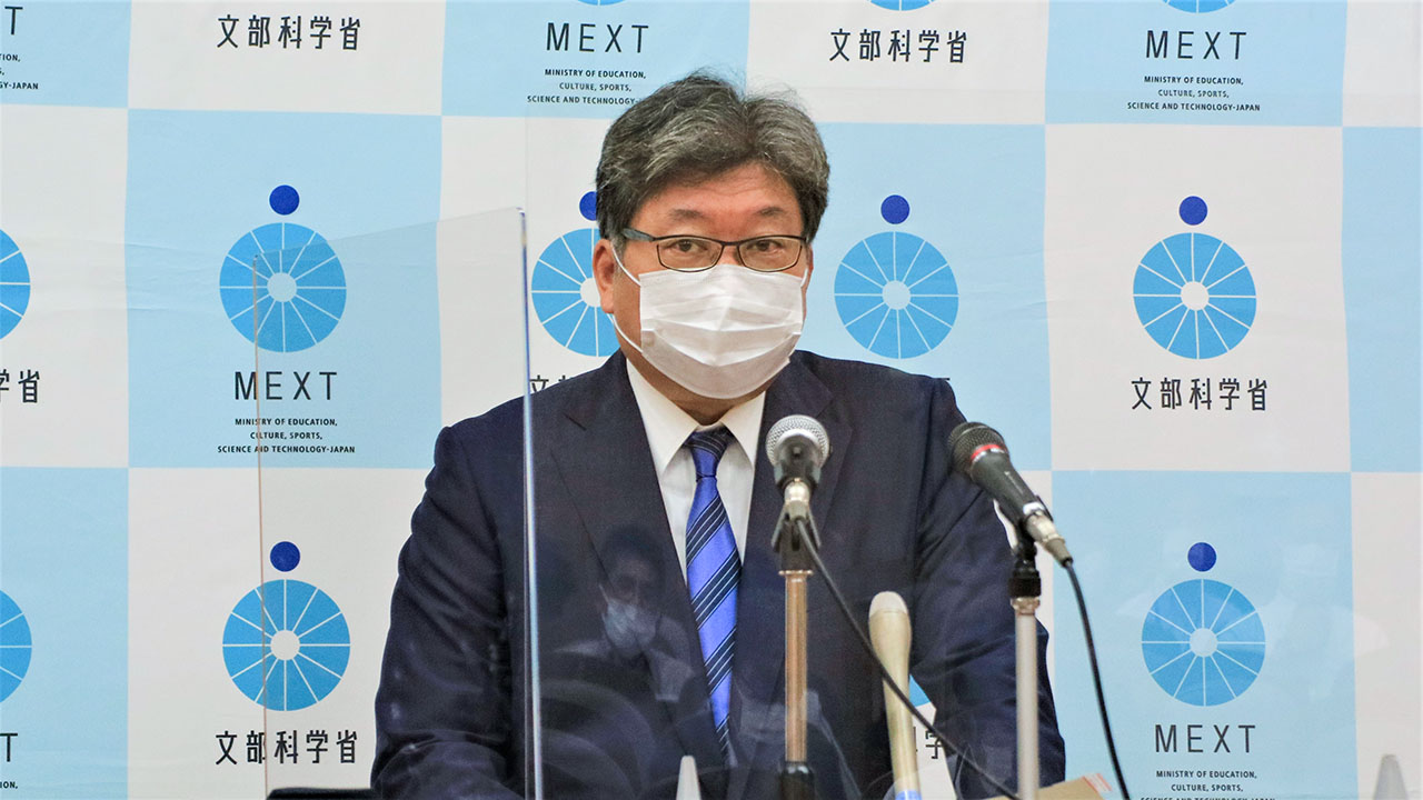 行動制限の緩和策について説明する萩生田文科相