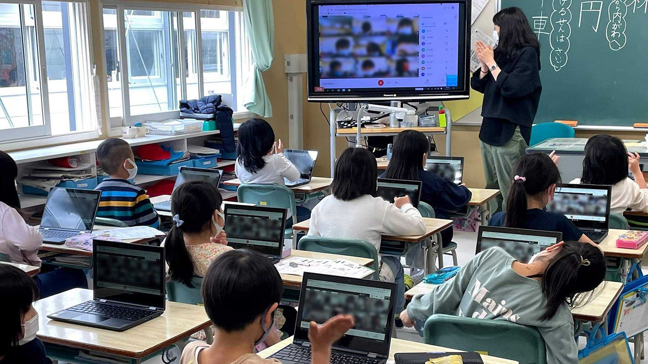 非常時に備え、自宅への持ち帰りを想定した端末の操作を教室で練習する児童ら（発寒南小提供）