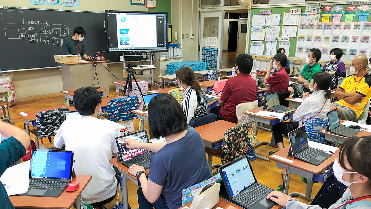 夏休み明けに行われたICTを活用した教育活動に関する教員研修（鴻巣中央小提供）