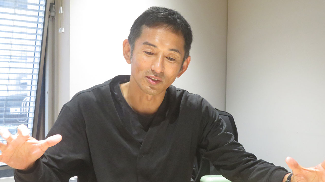 インタビューに応じる為末氏