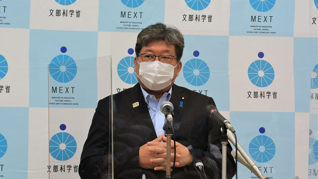 臨時休校のガイドラインを説明する萩生田文科相