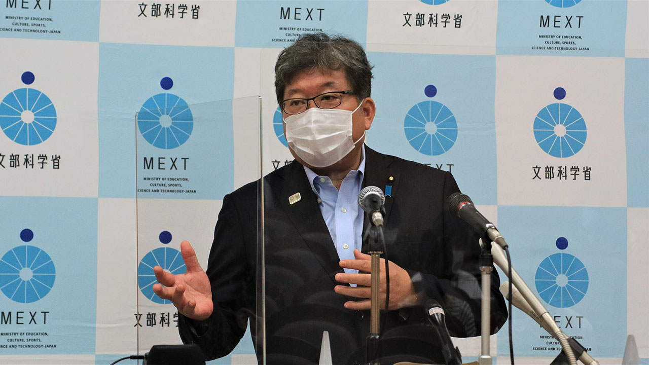 抗原検査キットについて説明する萩生田文科相
