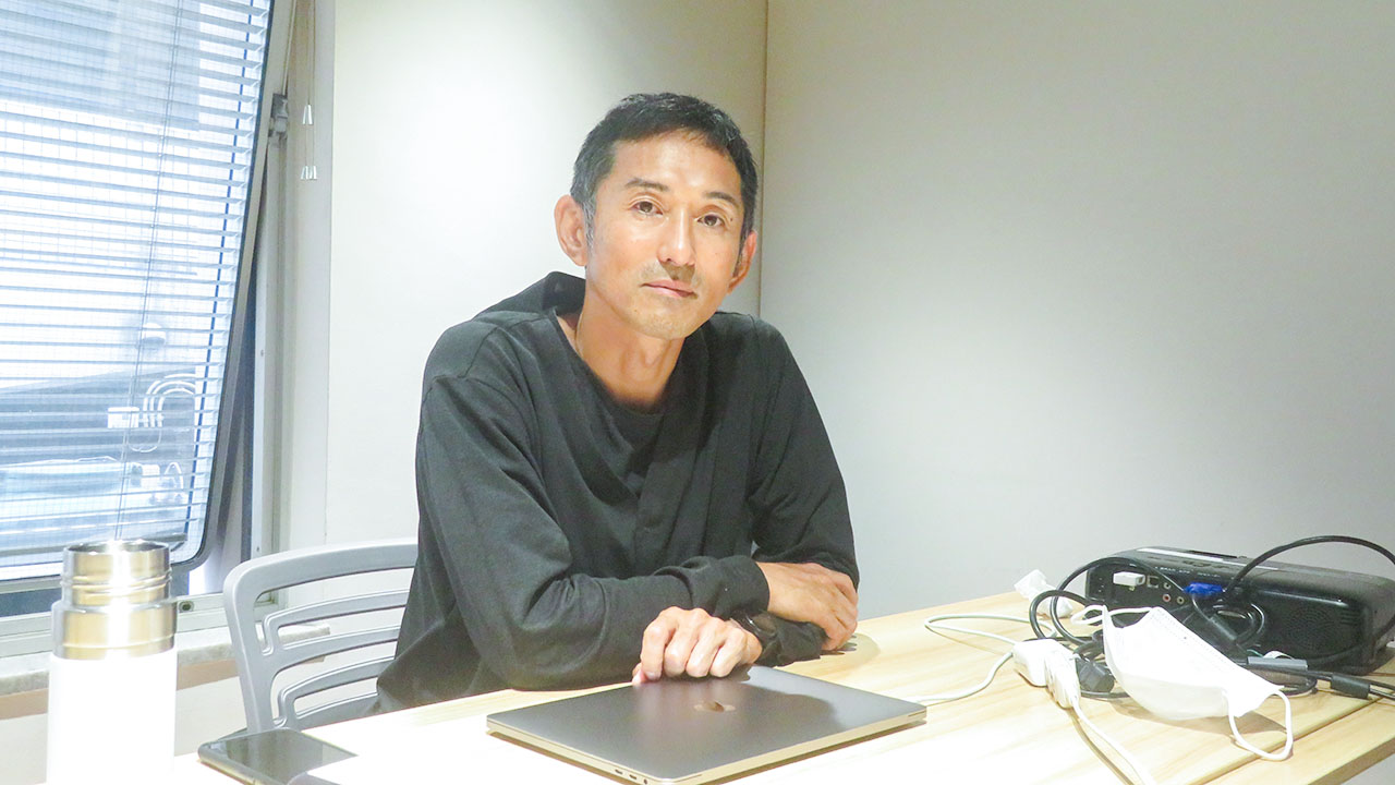 インタビューに応じる為末氏