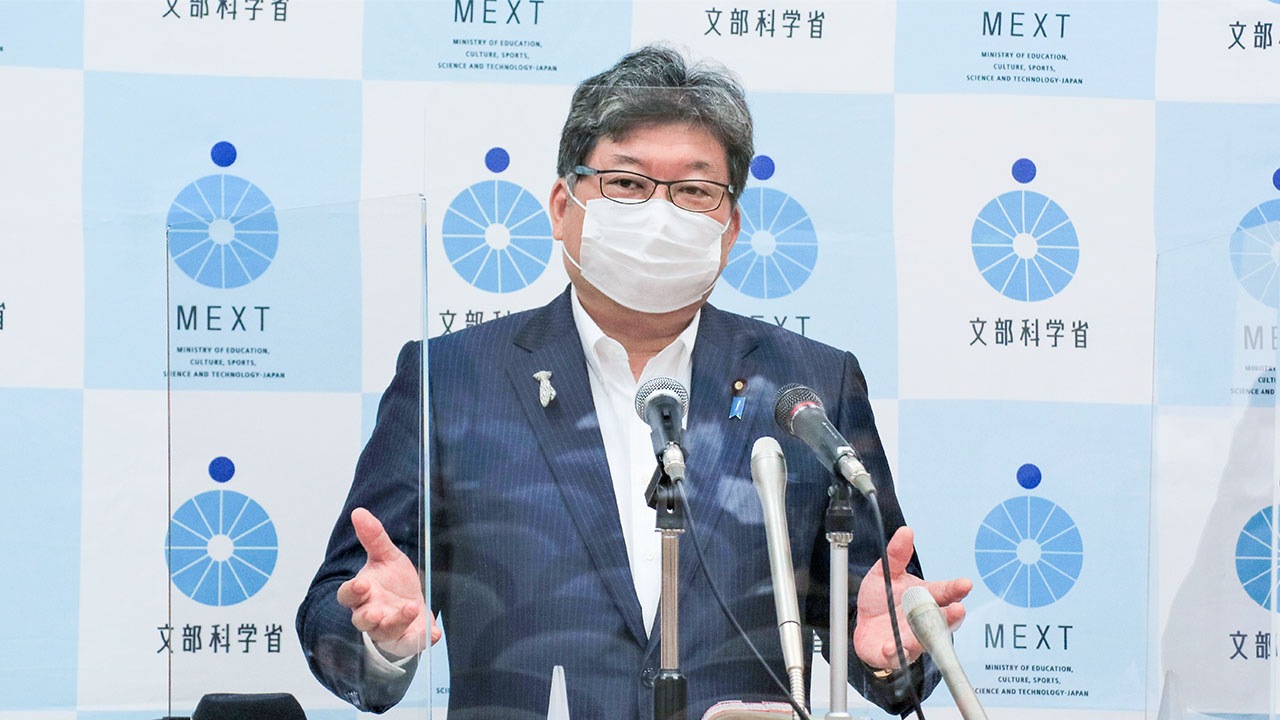 2学期に向けた学校の感染症対策を説明する萩生田文科相