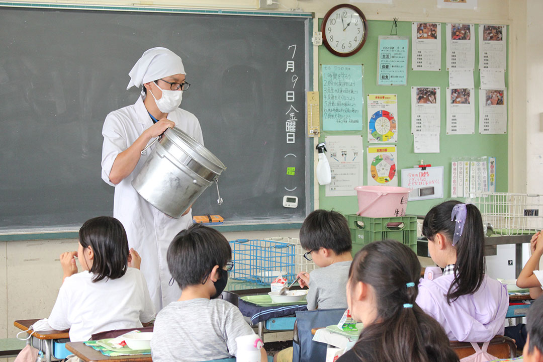 児童の人生の基盤となる食の記憶を残したいと奔走する吉村教諭