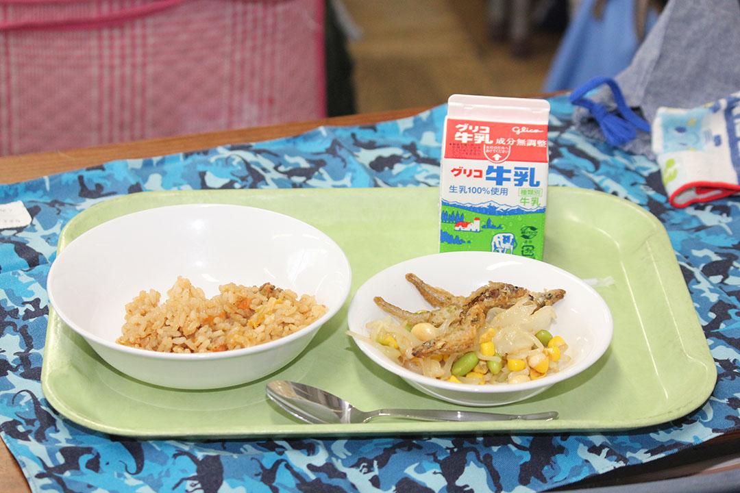 この日の給食。特にキムチチャーハンが人気だった