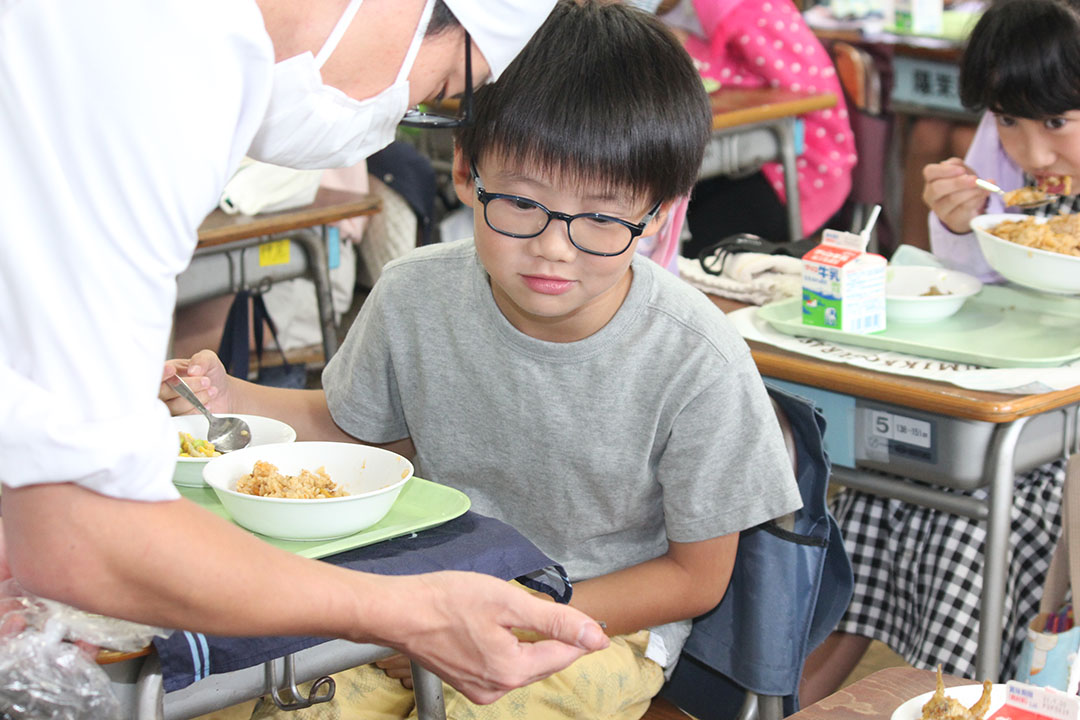 初めて見る本物のワカサギに興味津々の児童