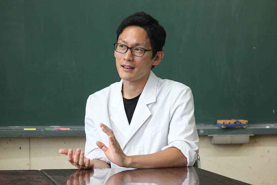 コロナ禍の給食指導の課題について語る吉村教諭