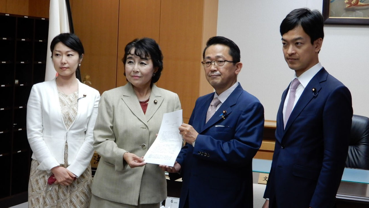 丹羽文科副大臣（右から2人目）に申し入れを行った自民党有志議員でつくる勉強会のメンバー 