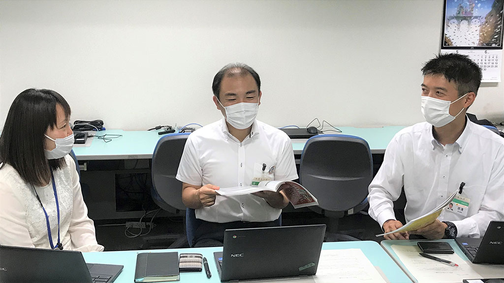 相模原市教委の渡邊指導主事（右）、国語科の表木指導主事（中央）と音楽科の上田指導主事