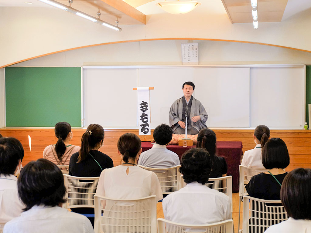 落語に学ぶ「聞きたくなる話し方」 東京・明治小で教員研修