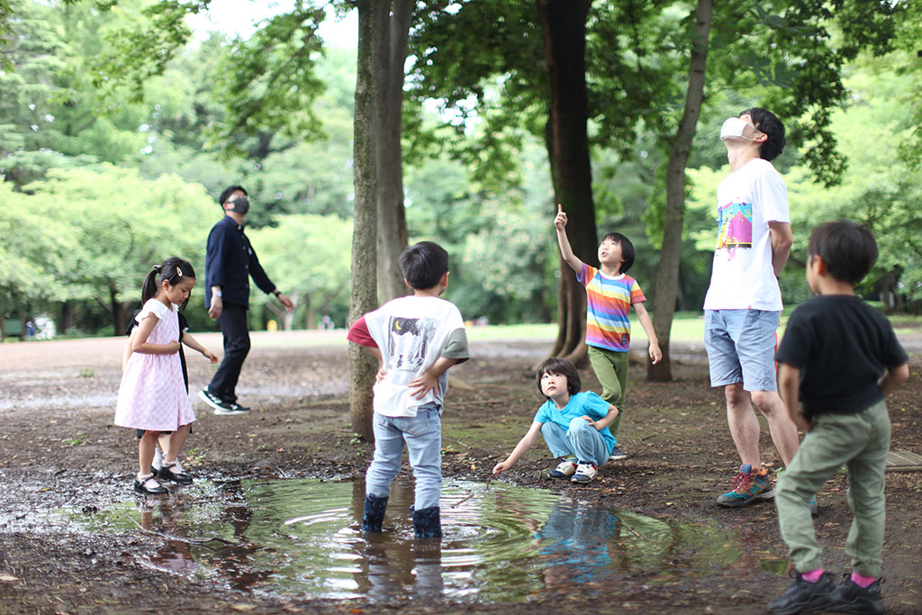自然の中で子どもも大人も成長することを目指すヒロック初等部。写真は幼児部での活動（蓑手さん提供）