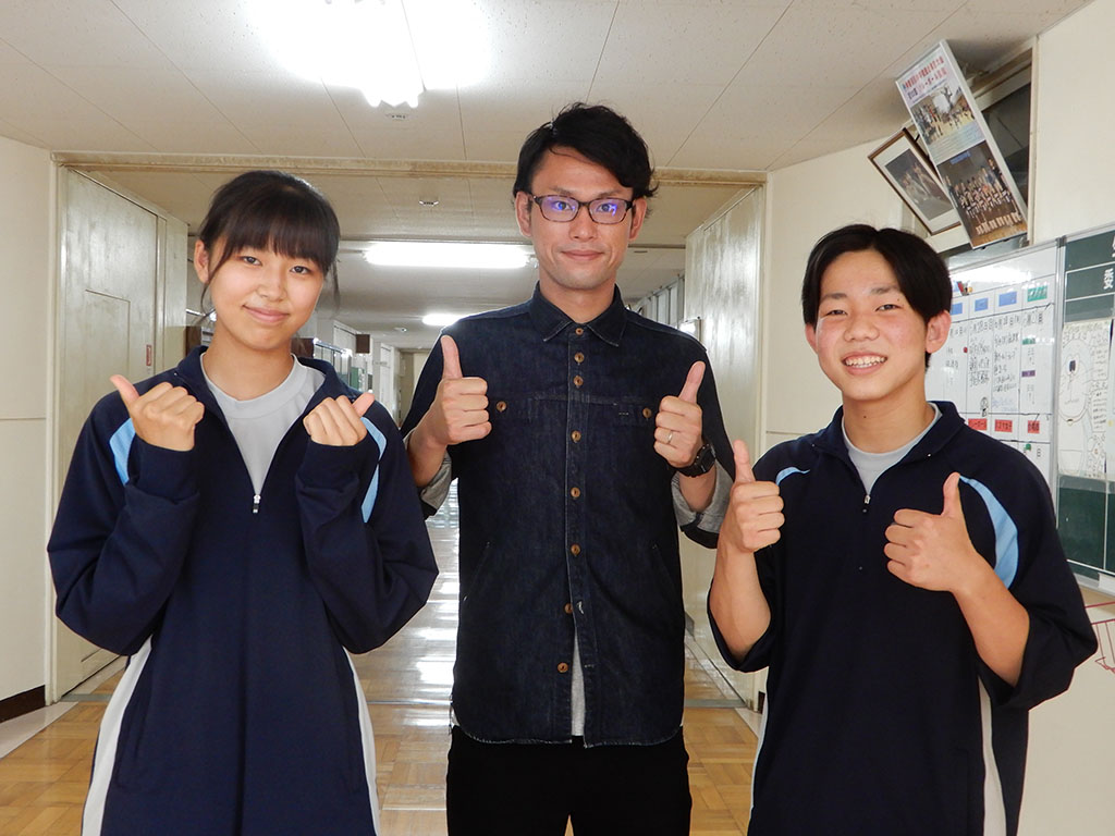 生徒ICTサポーターズのメンバーで3年生の高岡さん（右）、鈴木さん（左）と木村教諭