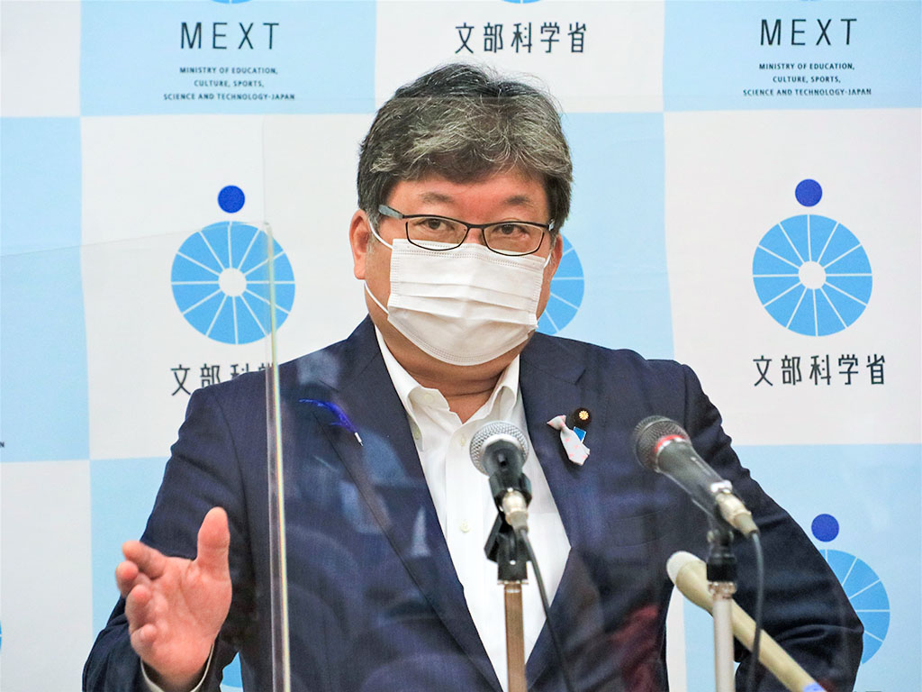 【免許更新制】 萩生田文科相、廃止報道に「研修の必要性」強調
