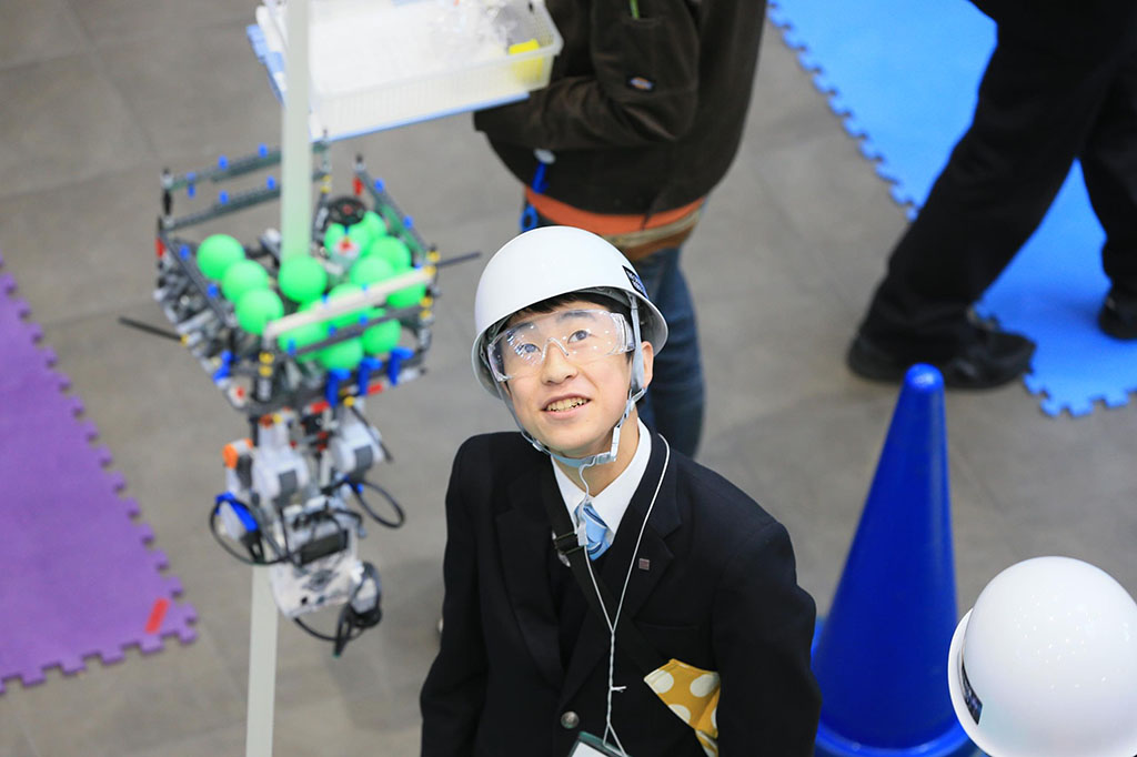 上っていく宇宙エレベーターを見守る高校生（小林副校長提供）