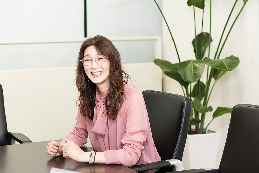 インタビューに応じる益子さん