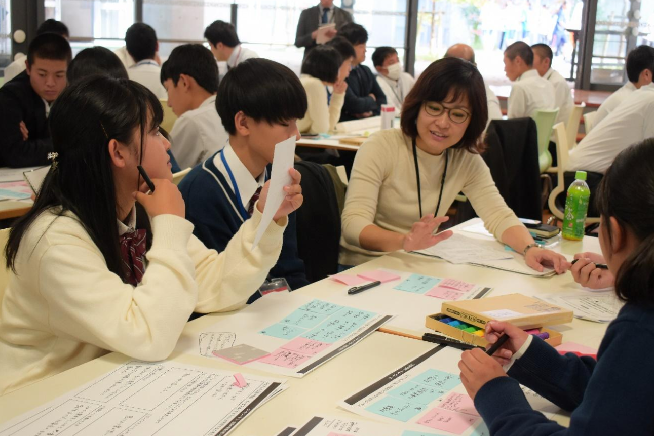 生徒との対話を通じ、大人も学ぶ