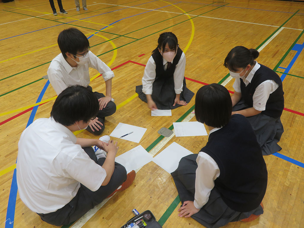 ドローンを使った社会課題の解決策を考える生徒