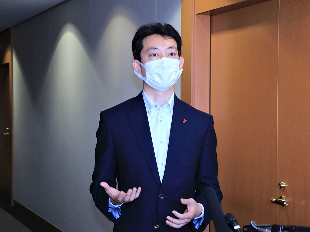 面会後、記者団との質疑に応じる熊谷千葉県知事