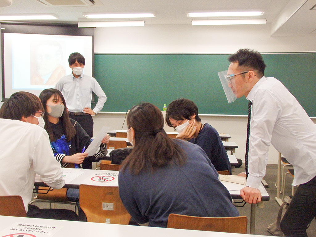 グループに分かれ、漫才と学校現場で生かせるパフォーマンスの共通項を考える学生ら