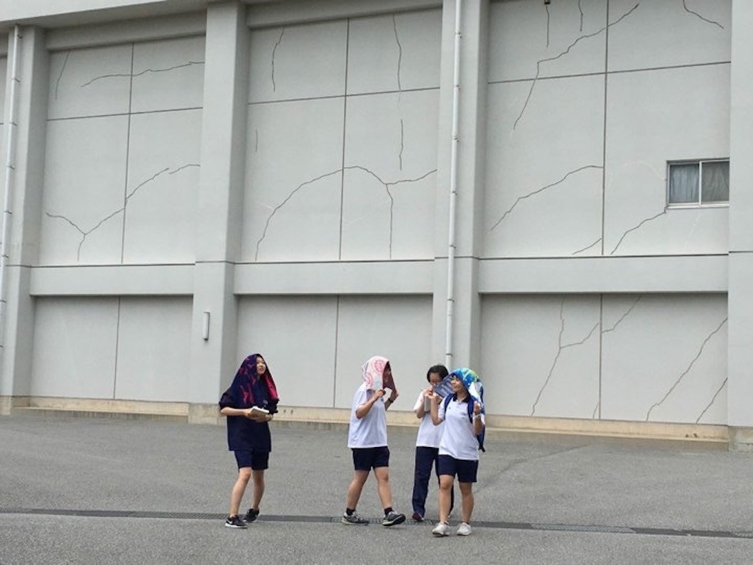 体育館の亀裂が「現代アートのよう」と撮影する子供たち