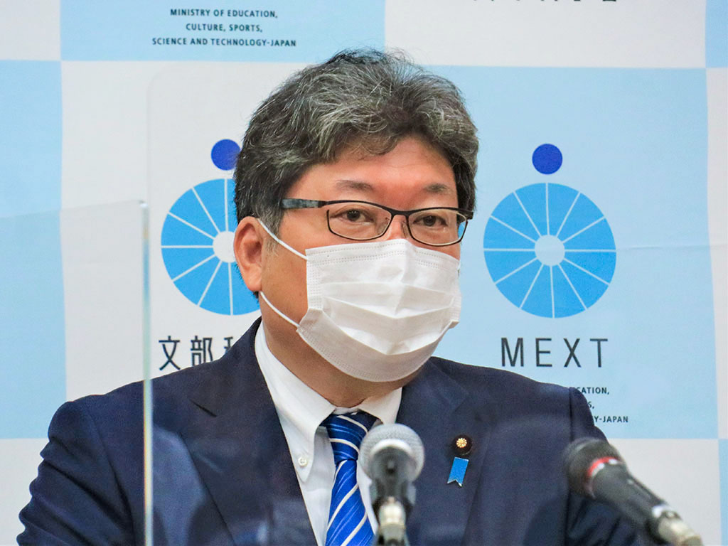 校庭での体育「マスクなし徹底を」 熱中症対策で文科相